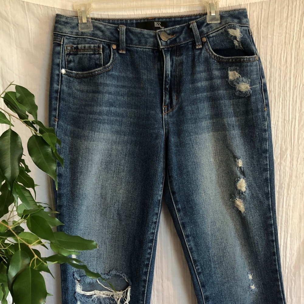 1822 DENIM size 8 distressed medium wash high rise skinny stretchy jeans